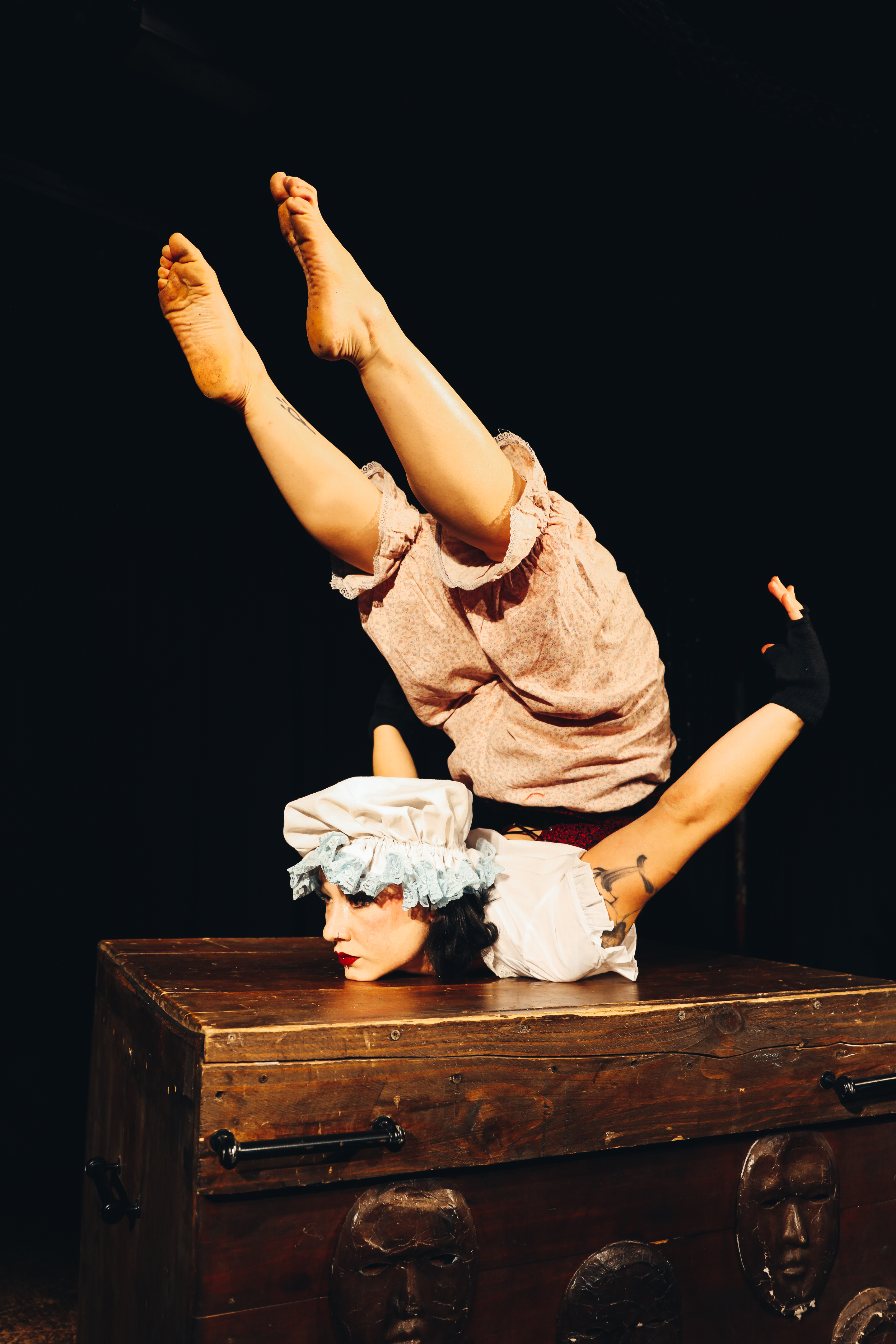 Numéro de contorsion sur une malle au Cabaret Le Kalinka.