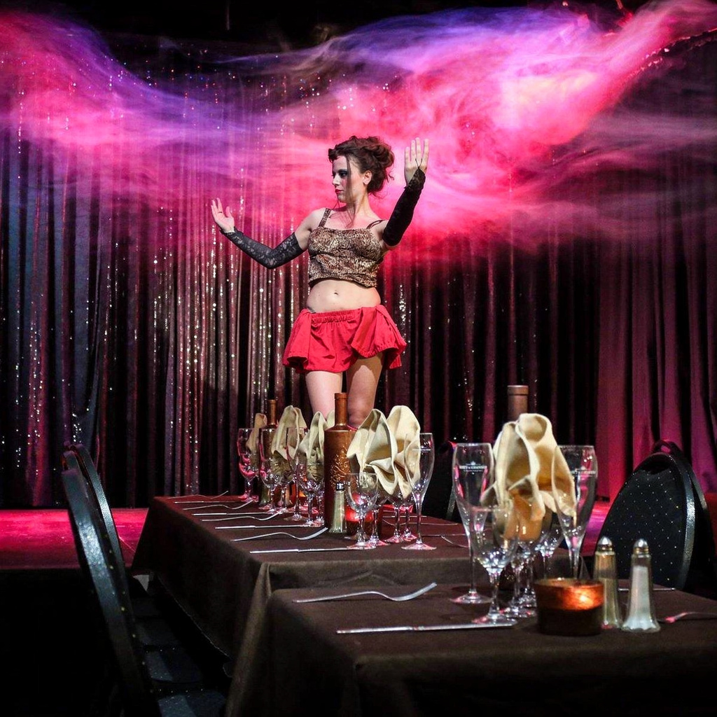Table dressée devant la scène du Kalinka, ambiance du déjeuner-spectacle.