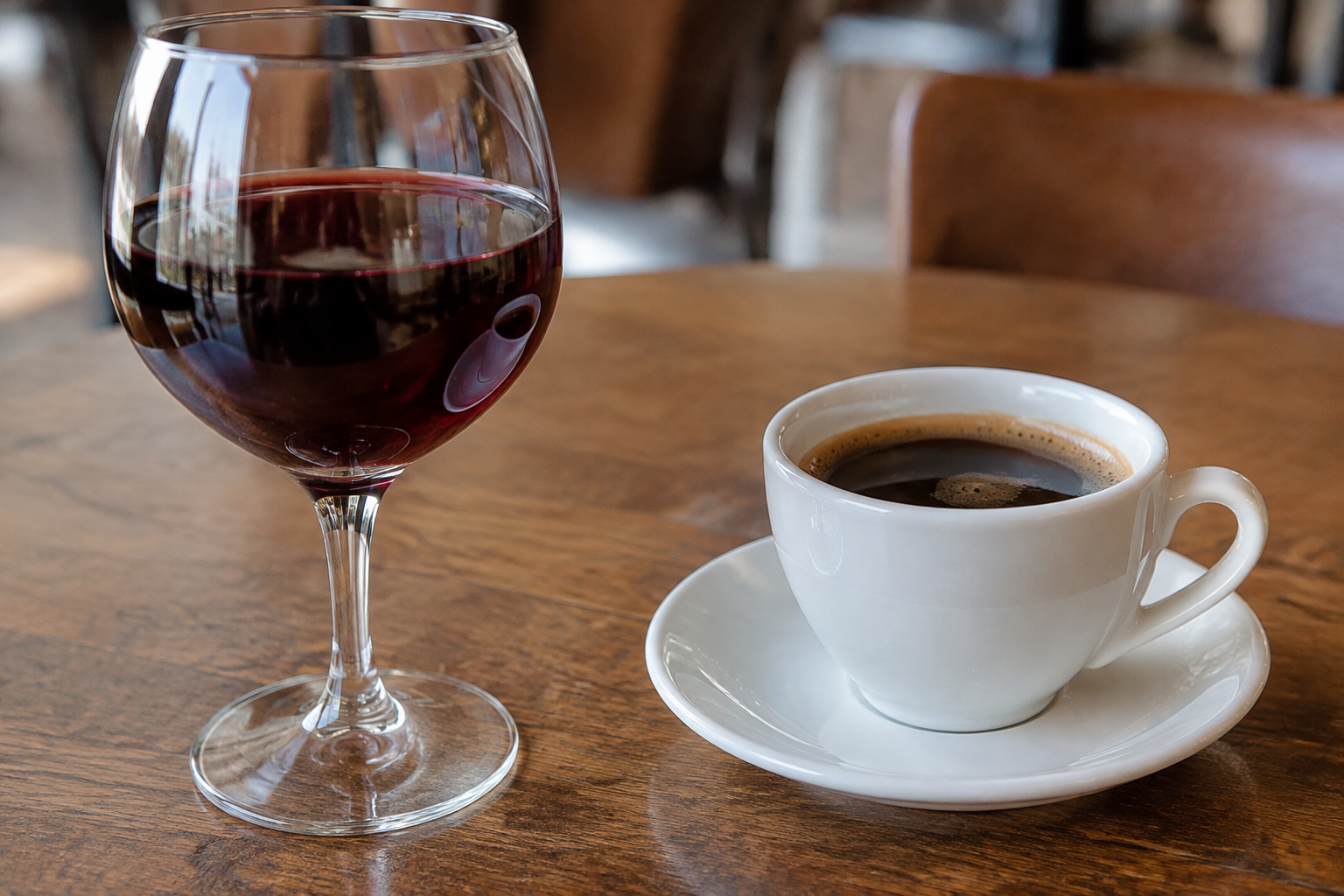 Un verre de vin et un café